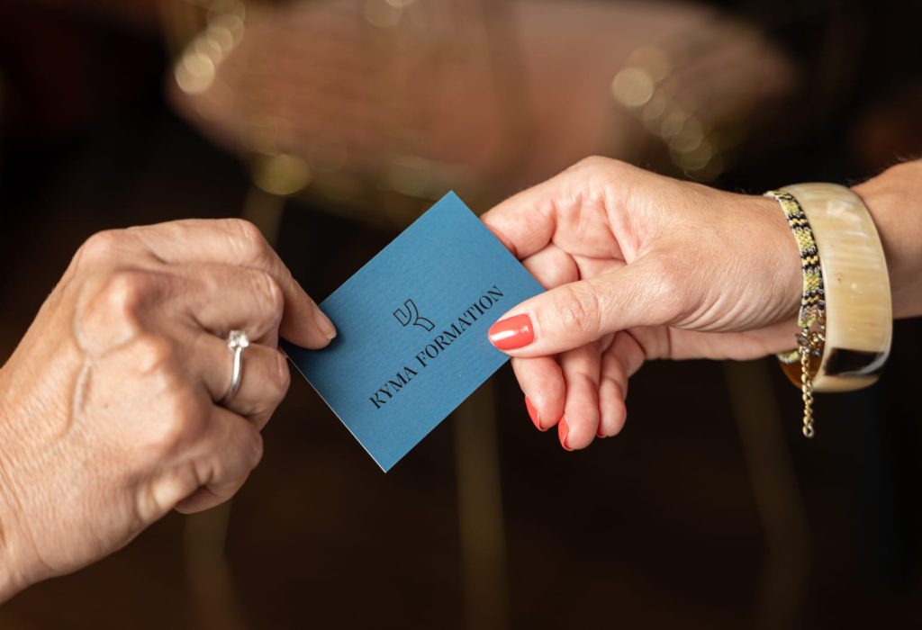 Formation financière interactive et accessible. Groupe de personnes suivant une formation financière interactive et personnalisée. Formations financières accessibles.