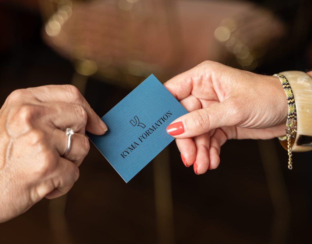 Formation financière interactive et accessible. Groupe de personnes suivant une formation financière interactive et personnalisée. Formations financières accessibles.