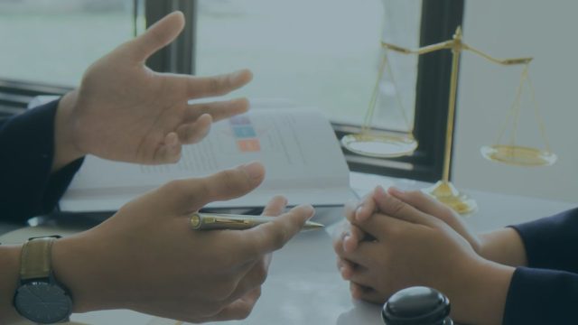 Contactez Kyma Formation pour vos besoins financiers. Conseiller financier de Kyma Formation répondant aux questions d’un client. Formations financières accessibles.