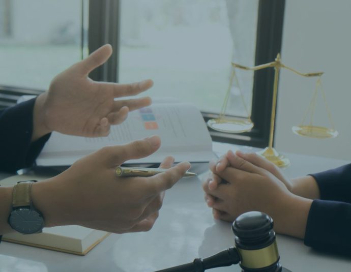Contactez Kyma Formation pour vos besoins financiers. Conseiller financier de Kyma Formation répondant aux questions d’un client. Formations financières accessibles.