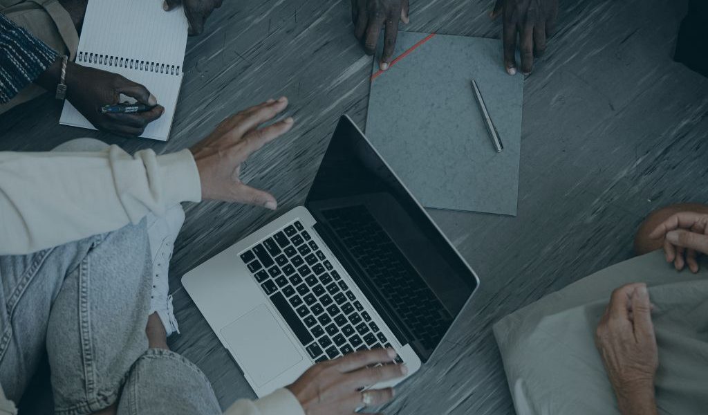 Formation financière interactive et accessible. Groupe de personnes suivant une formation financière interactive et personnalisée. Formations financières accessibles.