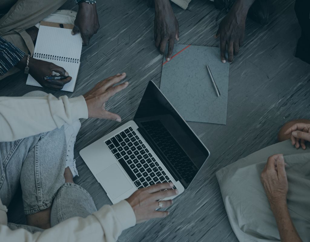 Formation financière interactive et accessible. Groupe de personnes suivant une formation financière interactive et personnalisée. Formations financières accessibles.