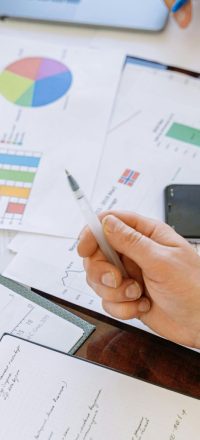 Formations financières pour chefs d’entreprise - Analyse des finances personnelles sur ordinateur portable.