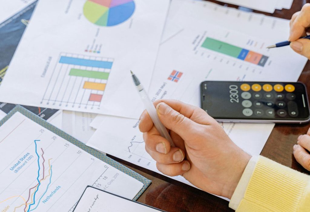 Formations financières pour chefs d’entreprise - Analyse des finances personnelles sur ordinateur portable.