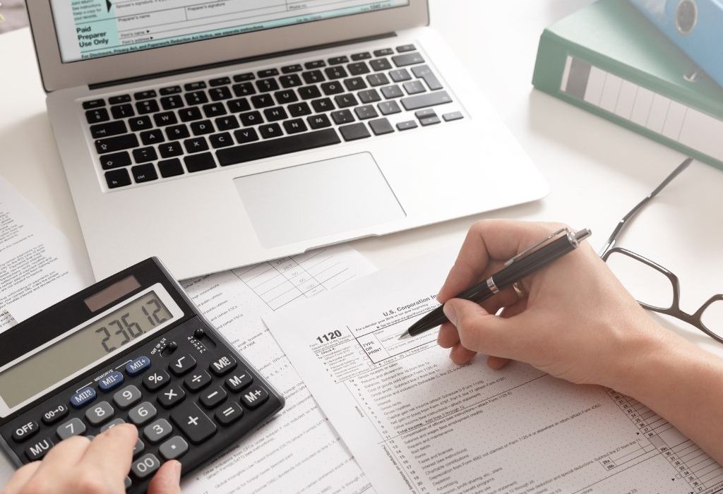 Formations financières pour professions libérales – Gestion optimisée. Formations financières pour professions libérales - Un professionnel gérant ses finances personnelles et professionnelles.