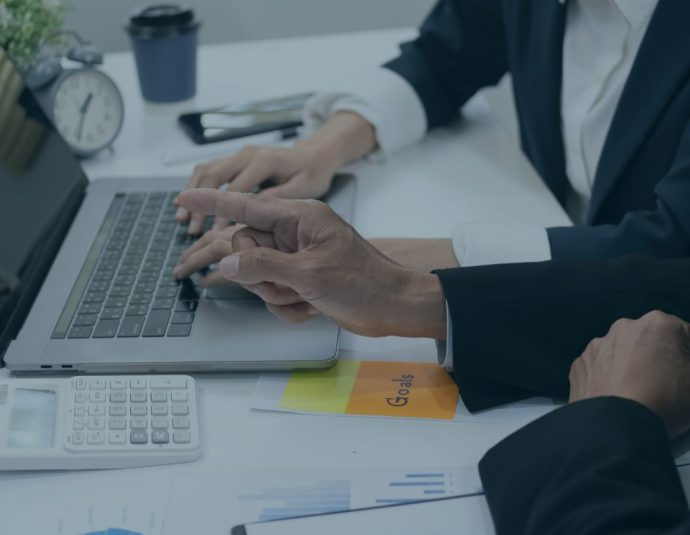 Analyse financière personnelle en toute confiance. Personne analysant ses finances avec assurance à l'aide d'un ordinateur et de documents financiers. Formations financières accessibles.